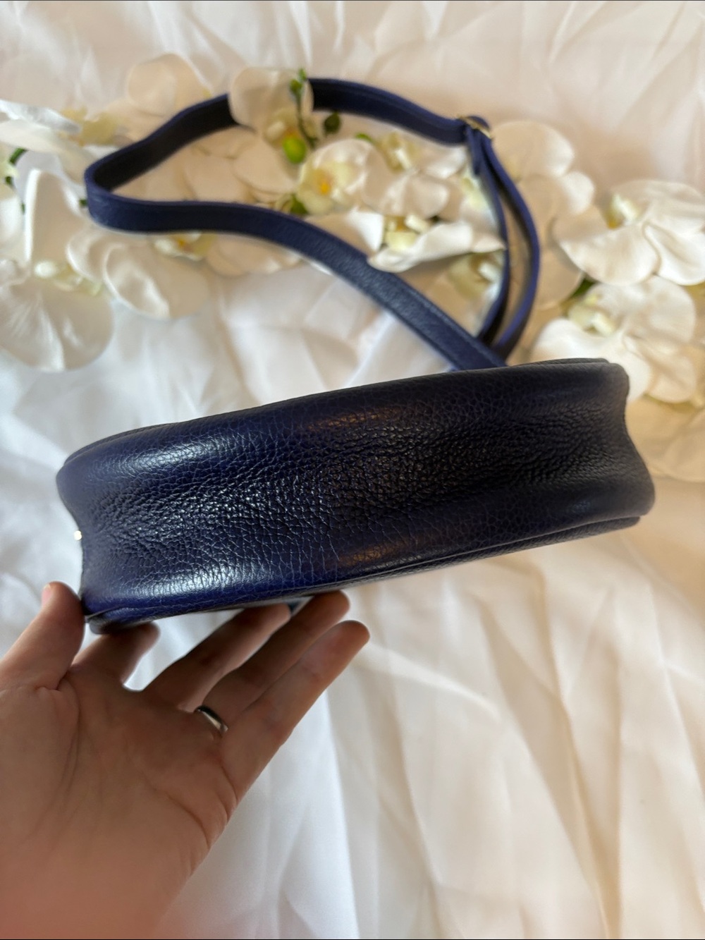 Portland Leather Goods Large Cobalt Pebbled Leather Circle Crossbody Bag - Picture 5 of 10